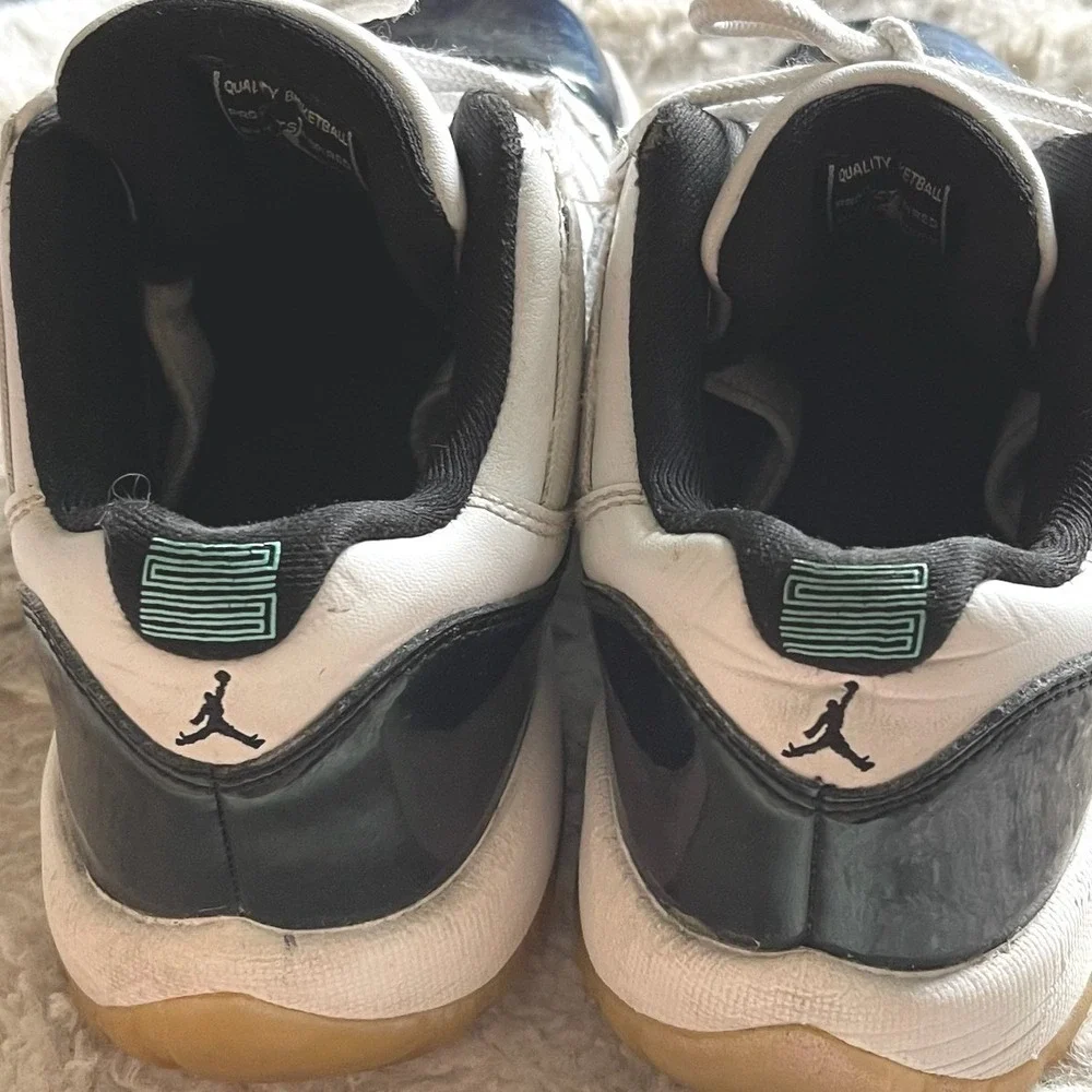 Jordan 11 Retro Low Emerald White Black 528896-145 Youth Size 4.5Y Sneaker